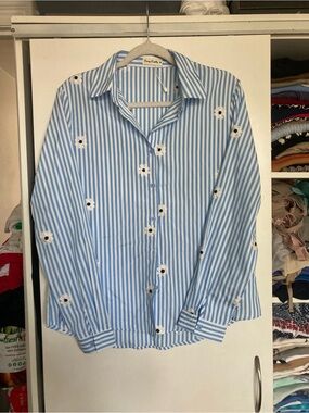 Women’s Striped Blue Daisy-Embroidered Button-Up Shirt size   M boutique